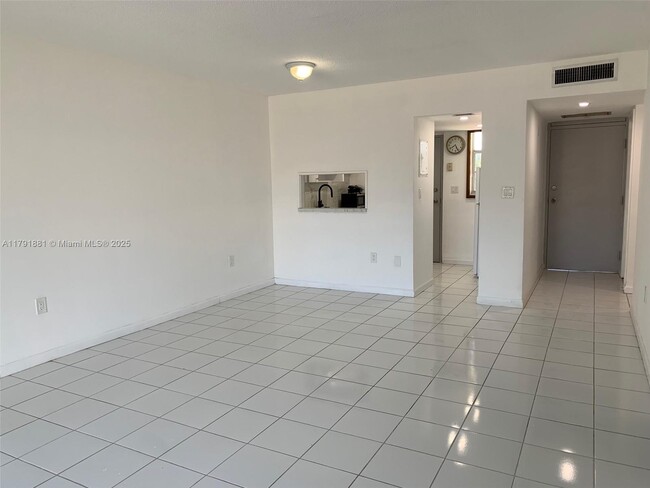 Building Photo - 2859 Leonard Dr