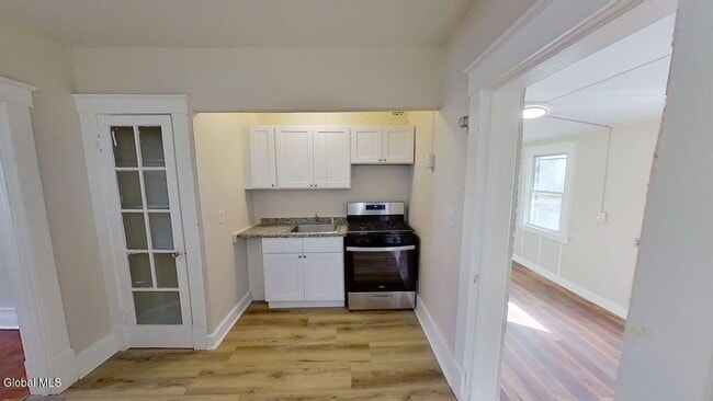 Building Photo - 566 Park Ave