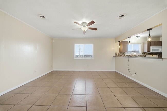 Building Photo - Spacious 4 bedroom/2 Bath Ranch Style Home