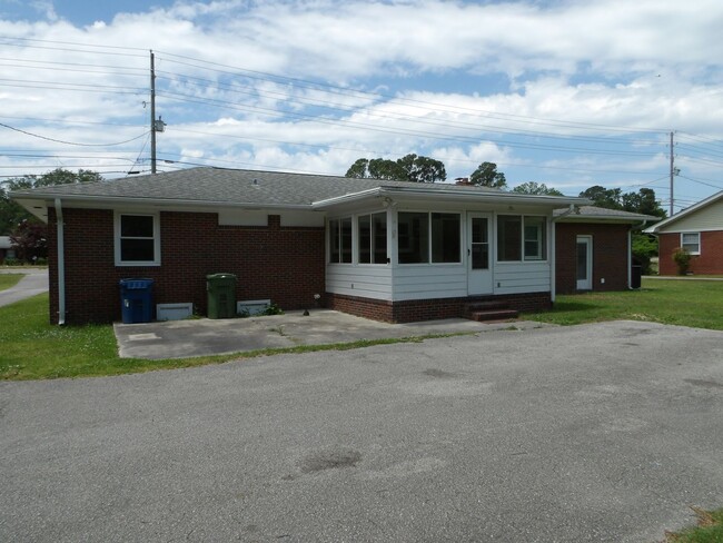 Building Photo - 3Bd/2BA   Brick Ranch Home