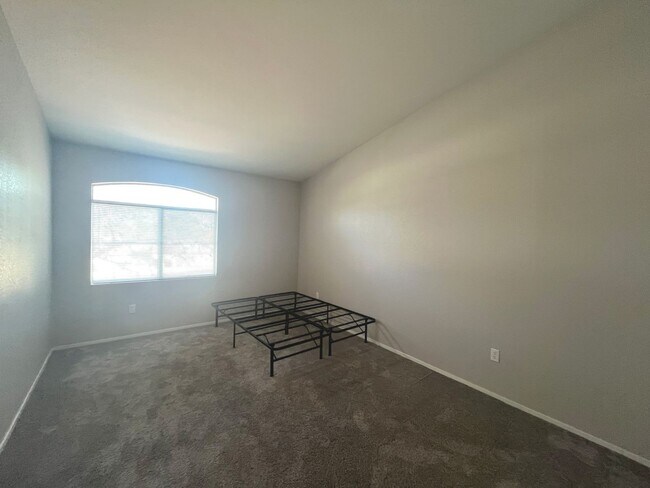 Building Photo - 2 bed, 2 bath condo located in gated community w/lush landscaping, 2 pools, spas, BBQ areas & clu...