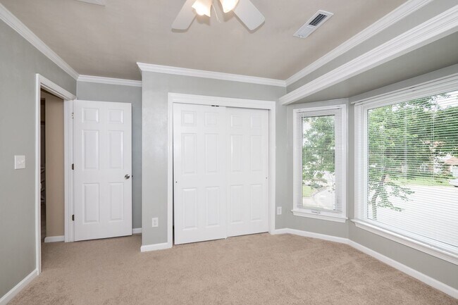 Building Photo - 5 Bedroom, 2.5 Bath Home for Rent in Salem Woods