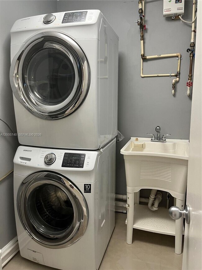 Building Photo - 6661 SW 137th Ct