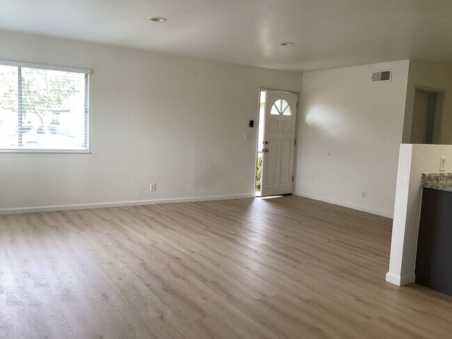 Building Photo - Single Story Updated Pet Friendly Home
