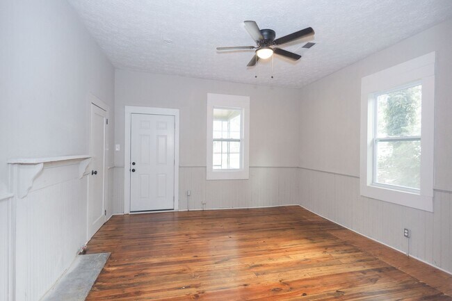 Building Photo - 208 W Cherry St