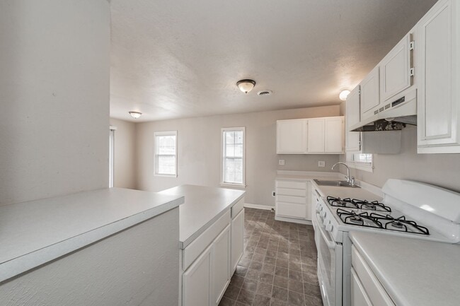 Building Photo - 3 Bedroom, 1.5 Bathroom in West Worth Village