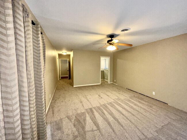 Building Photo - 1926 Laurelwood Dr