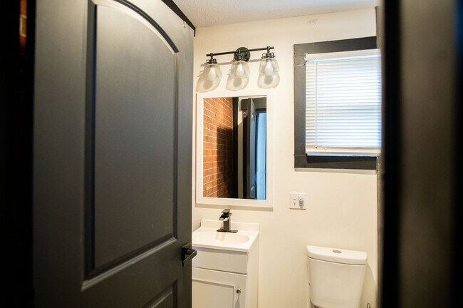Building Photo - 415 Brightwood Ave