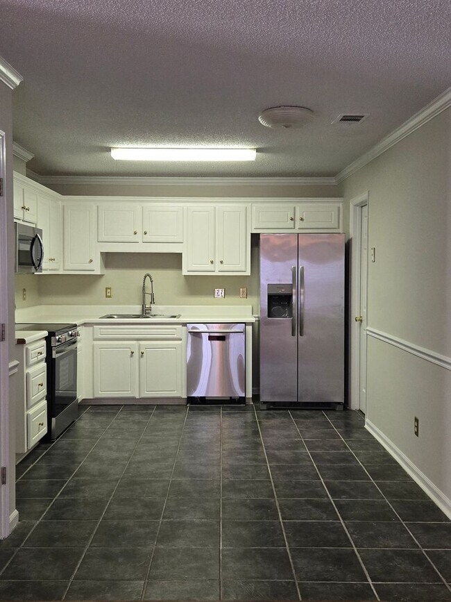 Building Photo - Impeccable Home in Gorgeous Neighborhood