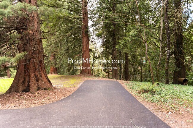 Building Photo - Rare Three Bedroom Gem in SW Portland!