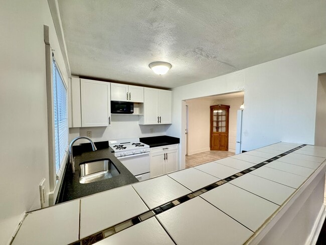 Building Photo - 4364 Ave F