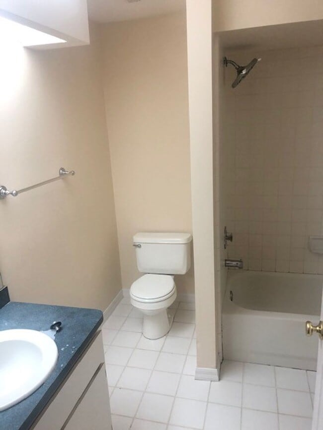 Building Photo - 4 Bedroom/2 Bath located in Broadmoor