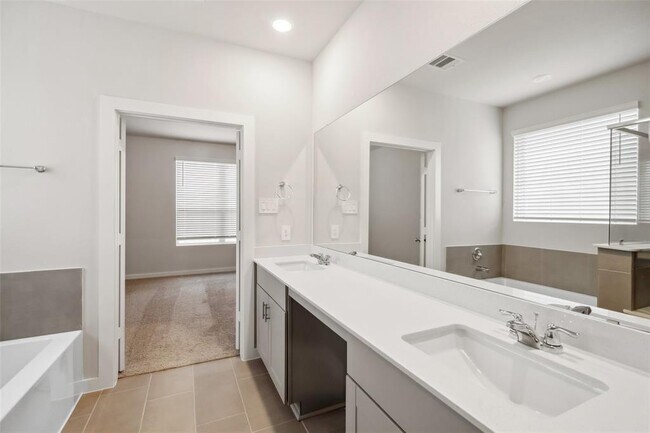Building Photo - 18033 Martin Pines Dr
