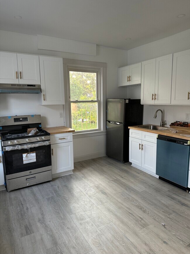 Building Photo - 274 Summit Ave