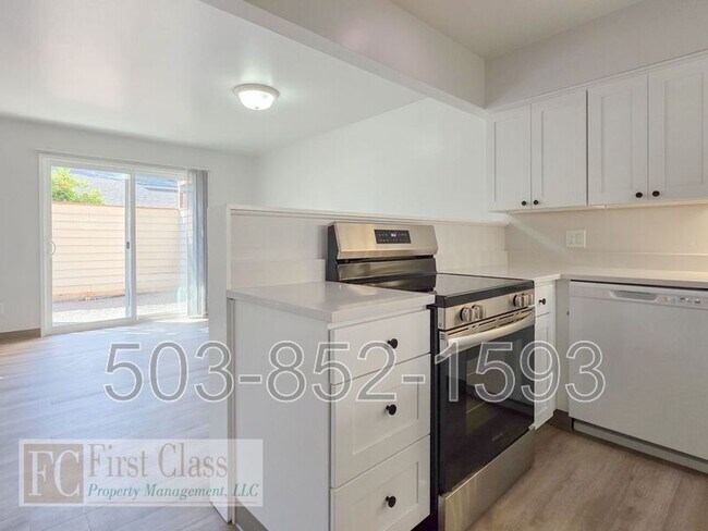 Building Photo - 8500 SW Canyon Dr