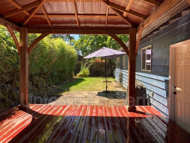 Building Photo - 16620 SW Oak St