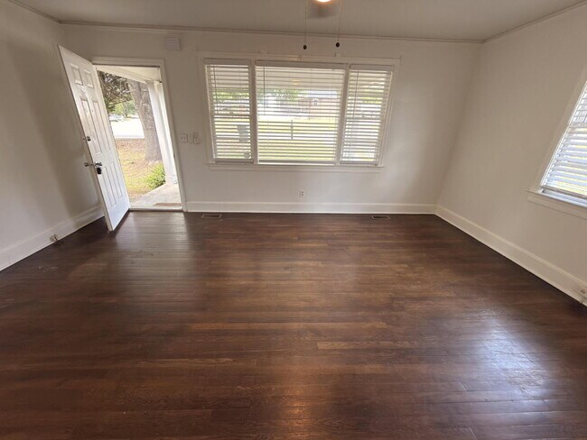 Building Photo - Updated 3BR Home Near USC + Solar Savings