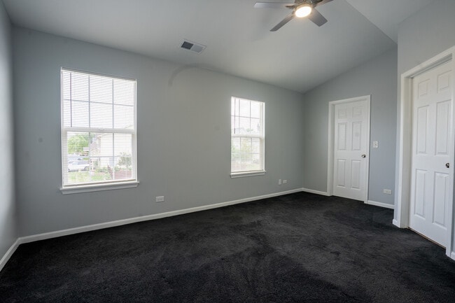 Building Photo - 2837 Oakmont Dr