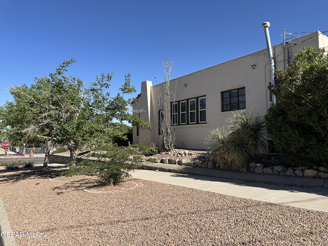Building Photo - 3921 Pershing Dr