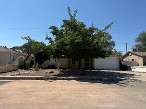 Building Photo - 3 Br, 2 Bath, comes with kitchen appliance...