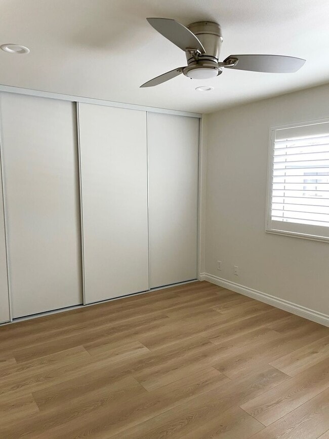 Building Photo - Nicely upgraded Townhome is East Simi