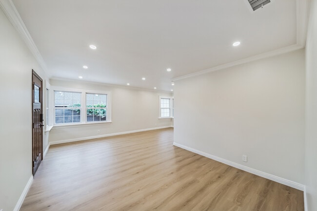 Building Photo - 414 E Fir St