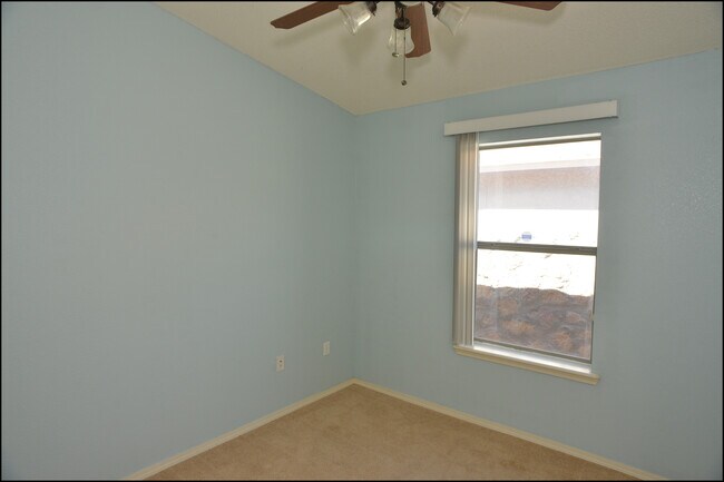 Building Photo - 10045 Paloma Dr