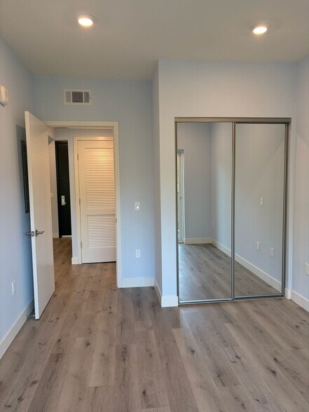 Building Photo - 10739 Kling St