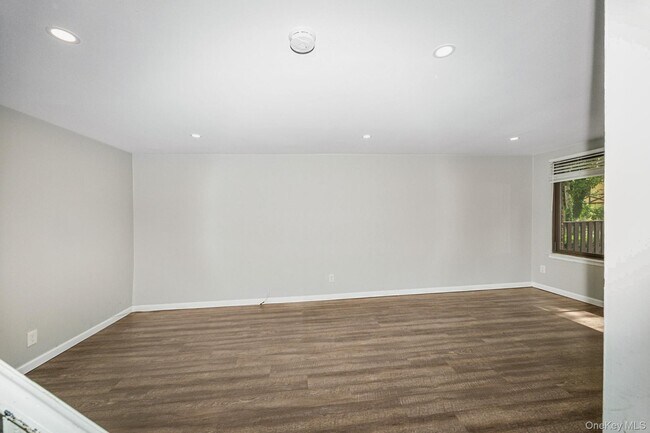 Building Photo - 100 Glen Hollow Dr