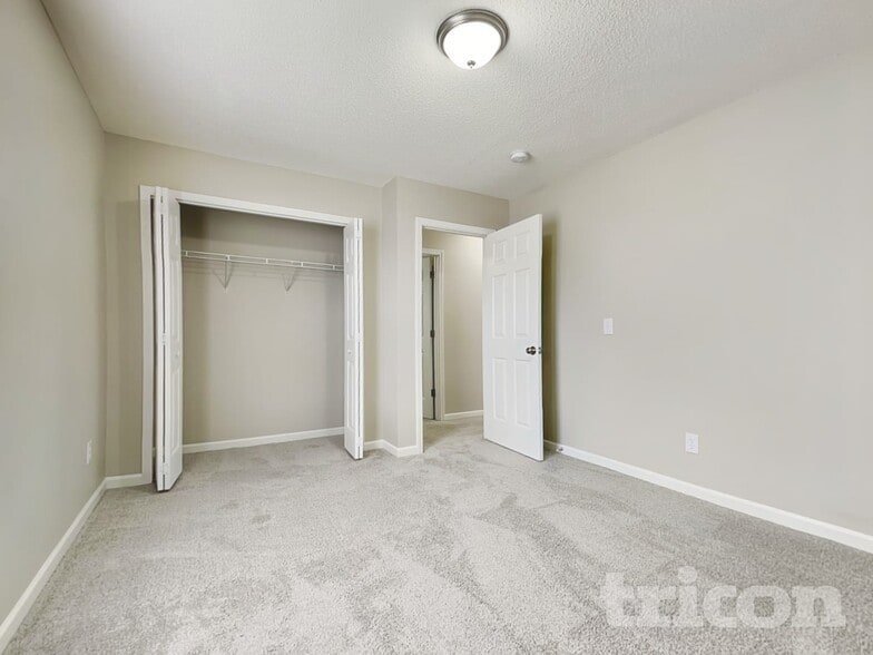 Building Photo - 208 Autumn Woods Dr