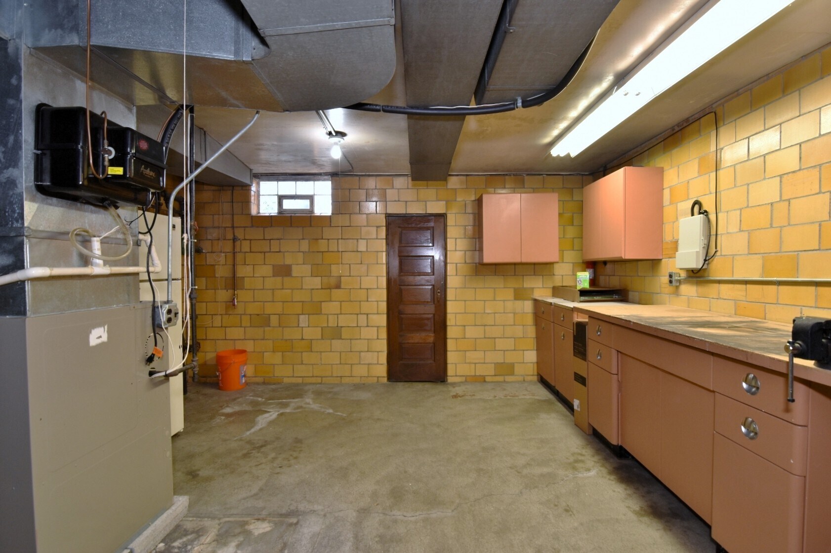 Building Photo - 2025 Riverside Dr