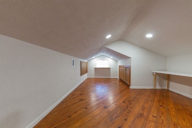 Building Photo - 8826 Robindell Dr