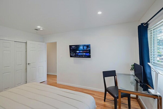 Building Photo - 919 Redbird Dr