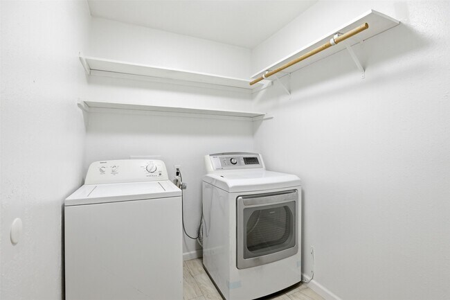 Building Photo - 7235 Battle Hills Dr