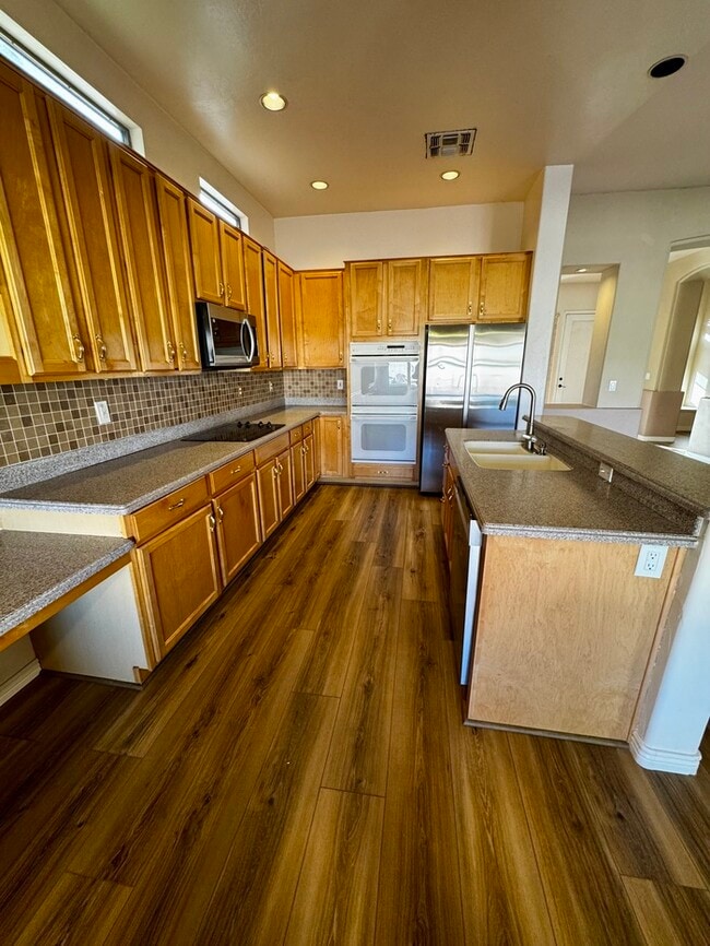 Building Photo - FOR RENT