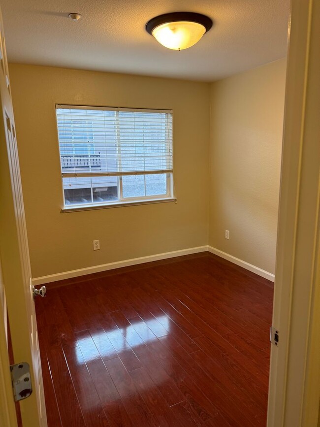 Building Photo - Vineyard Terrace 1 Bed 1 Bath Condo, Near ...