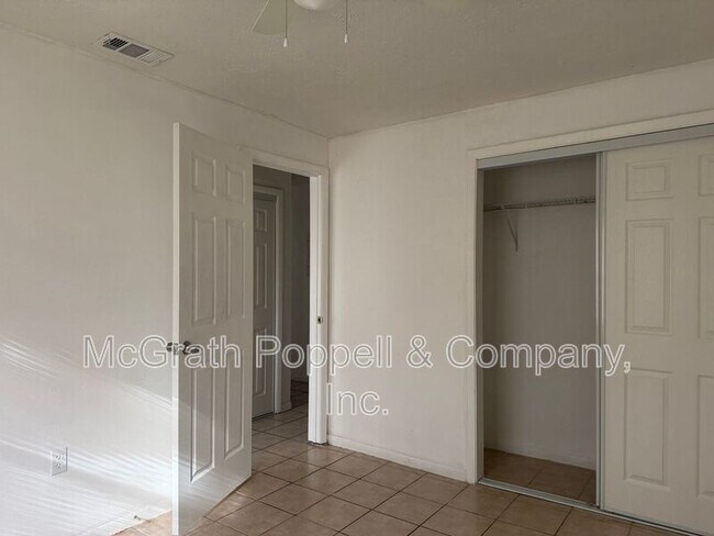 Building Photo - 3828 Lakeshore Dr