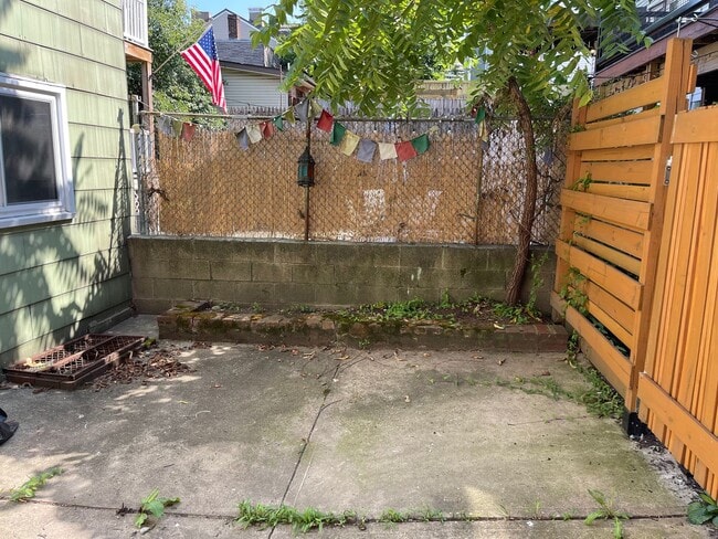 Building Photo - FABULOUSLY RENOVATED 4BR, 2Bath HOME IN TH...