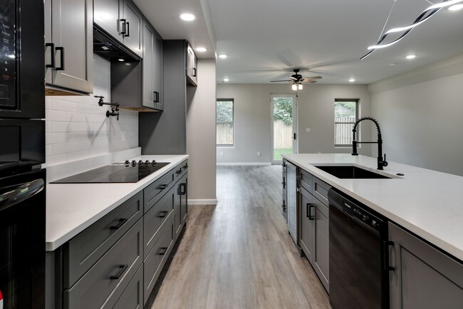 Building Photo - 271 Garry Dr