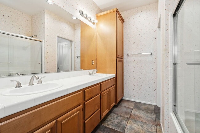 Building Photo - "Luxurious 2-Bed Condo Retreat with Fireplace & Pool Oasis in Ventura!"