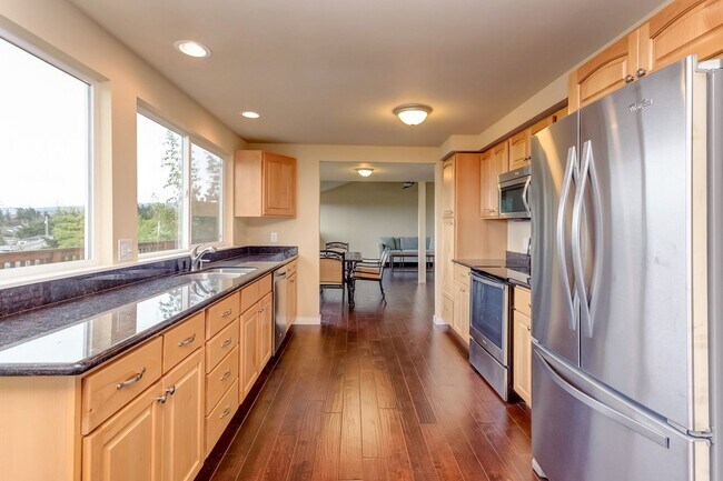 Building Photo - Large 4 Bedroom Edgemoor Home w/ Mother-in-law Suite