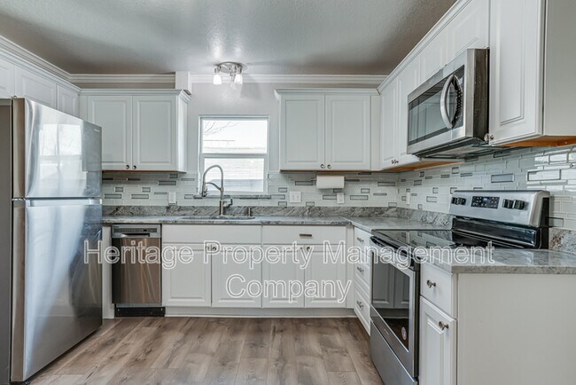 Building Photo - 479 S Sycamore Ave