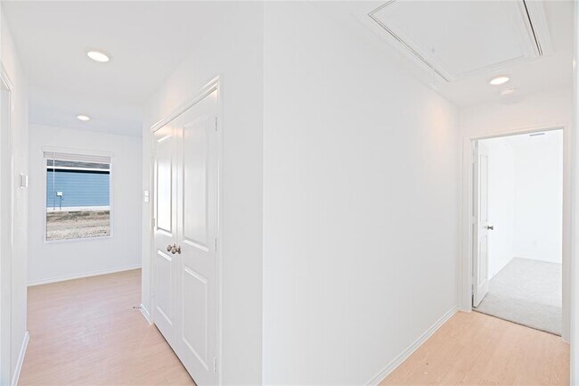 Building Photo - 241 Kings Row Ln