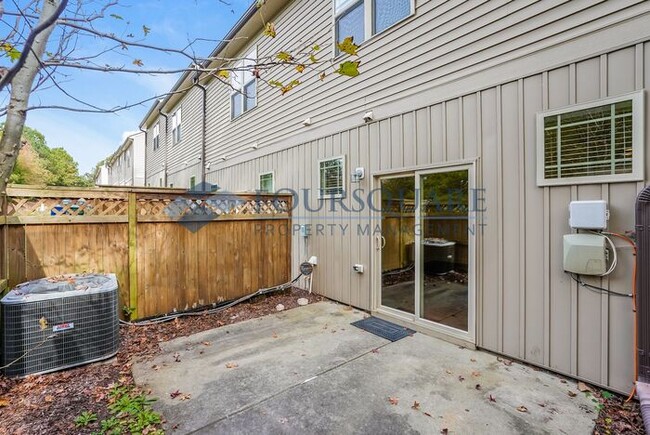 Building Photo - Townhome | Washer /Dryer Included | Enclos...