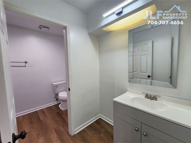 Building Photo - Great 2 bed/2 bath Condo in Convenient Charlotte Area!