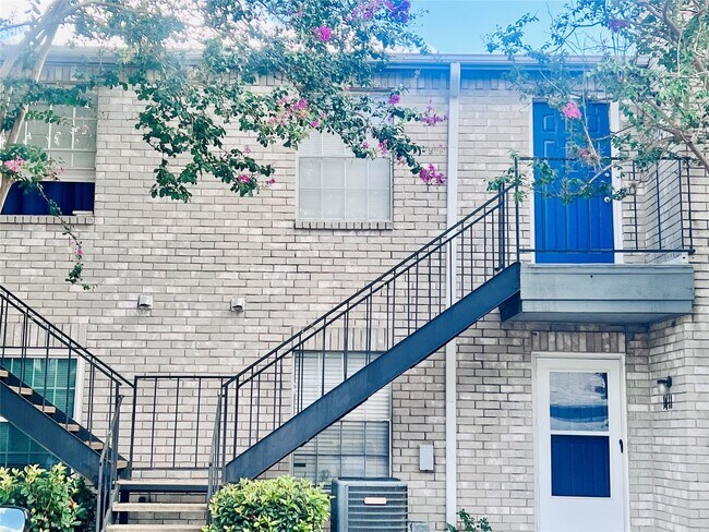 Primary Photo - 9797 Leawood Blvd