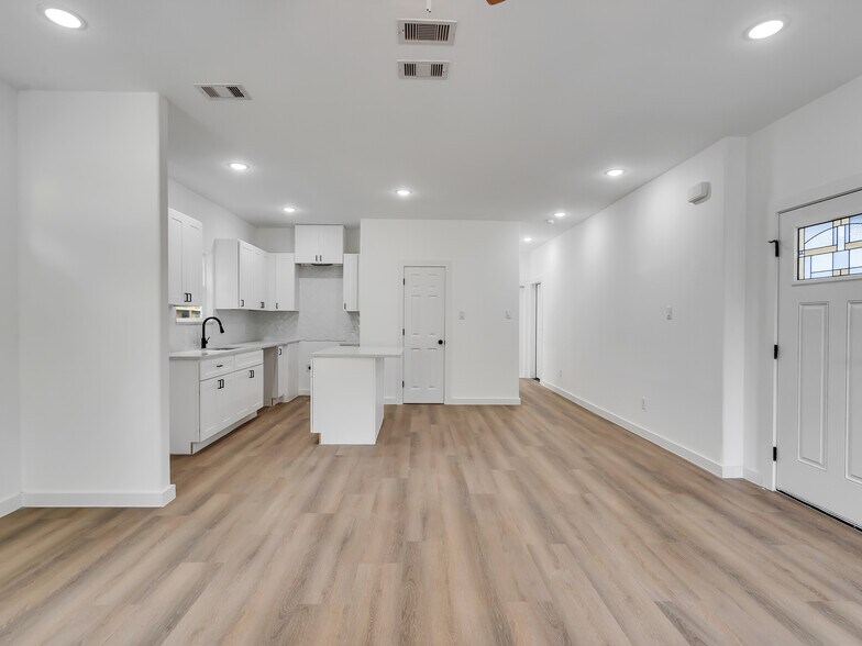 Building Photo - 8104 Crestview Dr