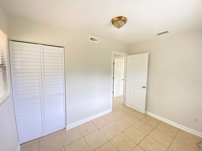 Building Photo - 601 Encino Way