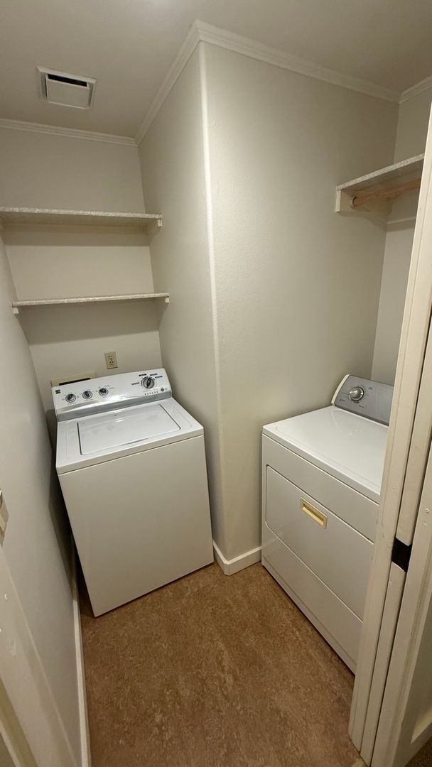 Building Photo - Spacious single-family home located in Southwest