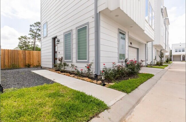 Building Photo - 1740 Cove Crescent Ct